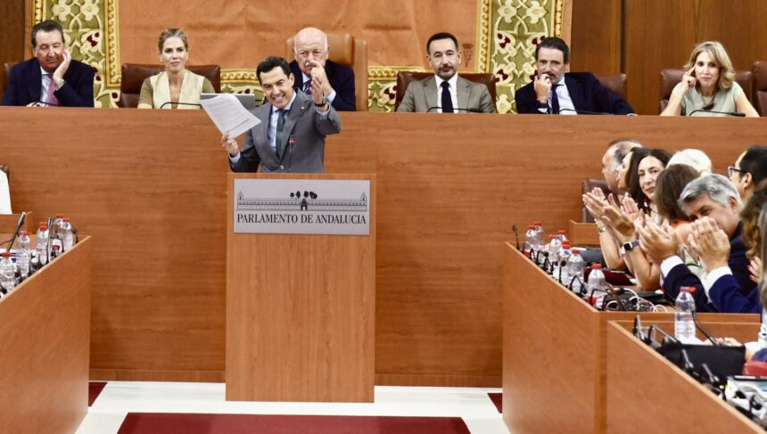 Juanma Moreno firma un pacto con Vox al que sentará en su Gobierno Juanma Moreno firma un pacto con Vox al que sentará en su Gobierno