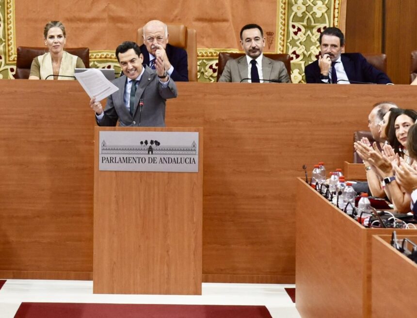 Juanma Moreno firma un pacto con Vox al que sentará en su Gobierno Juanma Moreno firma un pacto con Vox al que sentará en su Gobierno