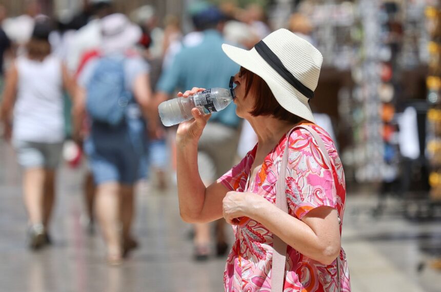 Málaga comienza un fin de semana con avisos amarillos y máximas de hasta 43 grados