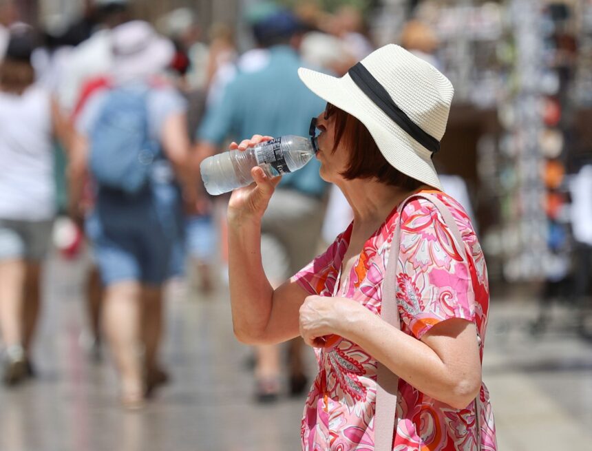 Málaga comienza un fin de semana con avisos amarillos y máximas de hasta 43 grados Málaga comienza un fin de semana con avisos amarillos y máximas de hasta 43 grados
