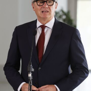 Gavira replica a Moreno: «Habrá más conceptos que el arraigo» para aplicar la prioridad nacional en Andalucía