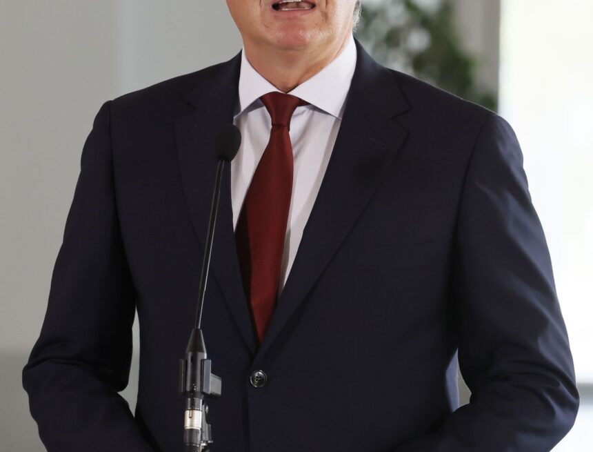 Gavira replica a Moreno: "Habrá más conceptos que el arraigo" para aplicar la prioridad nacional en Andalucía Gavira replica a Moreno: «Habrá más conceptos que el arraigo» para aplicar la prioridad nacional en Andalucía