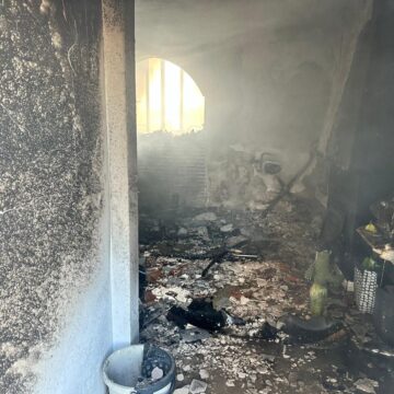 Policías se lanzan desde una cornisa para rescatar a una mujer atrapada entre las llamas en Torremolinos