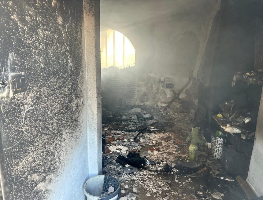 Policías se lanzan desde una cornisa para rescatar a una mujer atrapada entre las llamas en Torremolinos Policías se lanzan desde una cornisa para rescatar a una mujer atrapada entre las llamas en Torremolinos