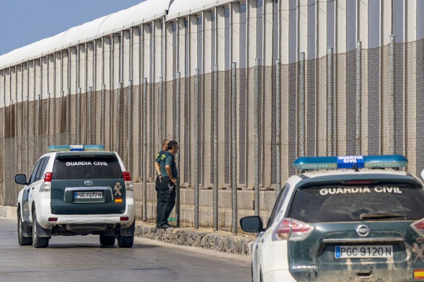Melilla cierra su frontera con Marruecos tras un intento de entrada masiva