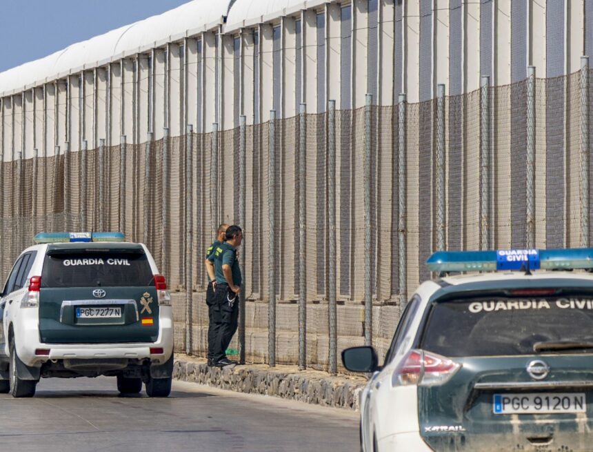Melilla cierra su frontera con Marruecos tras un intento de entrada masiva