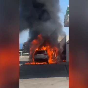 Un coche queda calcinado tras incendiarse junto a una gasolinera en La Cala del Moral