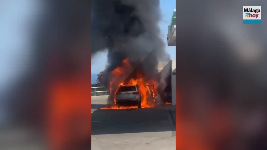 Un coche queda calcinado tras incendiarse junto a una gasolinera en La Cala del Moral