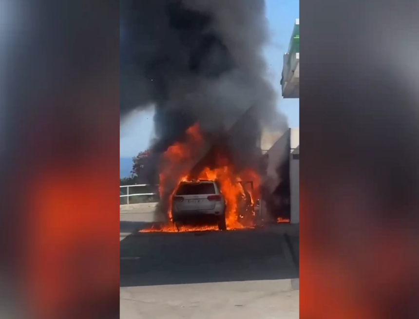 Un coche queda calcinado tras incendiarse junto a una gasolinera en La Cala del Moral