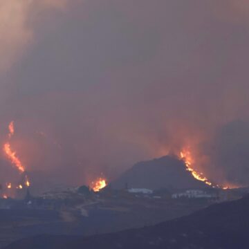 El incendio obliga a confinar Lubrín y ampliar las evacuaciones en el Levante de Almería El incendio obliga a confinar Lubrín y ampliar las evacuaciones en el Levante de Almería