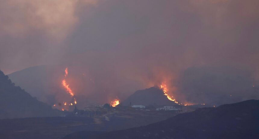 El incendio obliga a confinar Lubrín y ampliar las evacuaciones en el Levante de Almería