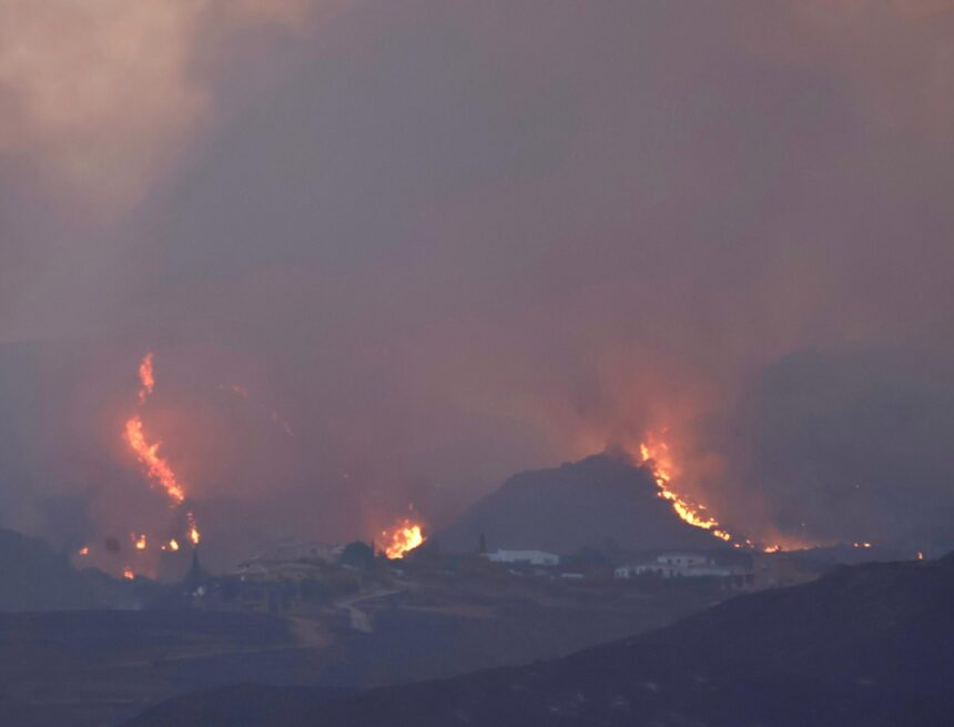 El incendio obliga a confinar Lubrín y ampliar las evacuaciones en el Levante de Almería El incendio obliga a confinar Lubrín y ampliar las evacuaciones en el Levante de Almería