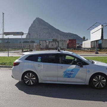 La primera multa en Gibraltar tras la caída de la Verja ha sido a un taxista malagueño La primera multa en Gibraltar tras la caída de la Verja ha sido a un taxista malagueño