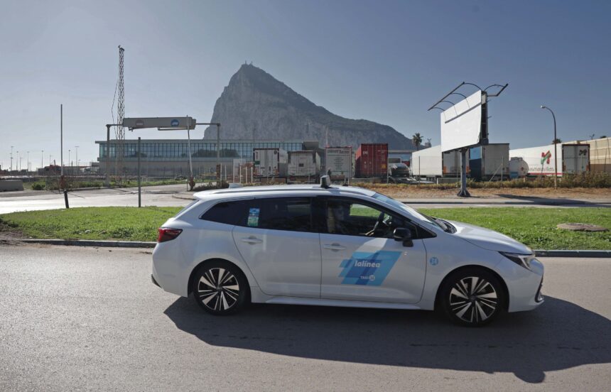 La primera multa en Gibraltar tras la caída de la Verja ha sido a un taxista malagueño
