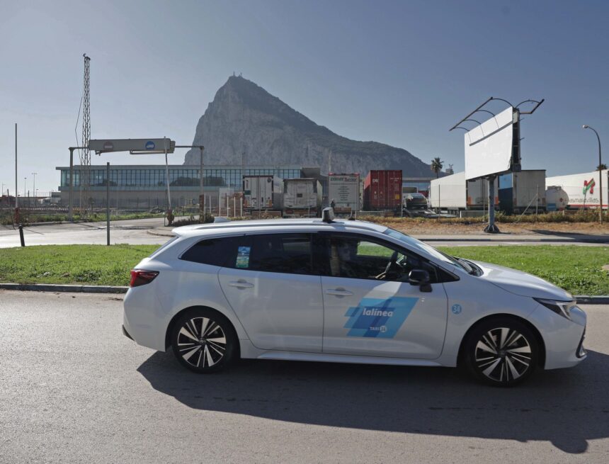 La primera multa en Gibraltar tras la caída de la Verja ha sido a un taxista malagueño La primera multa en Gibraltar tras la caída de la Verja ha sido a un taxista malagueño