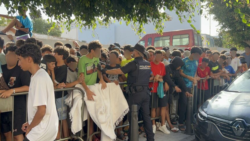 Decenas de menores se acumulan a las puertas de Comisaría de Ceuta para ser identificados