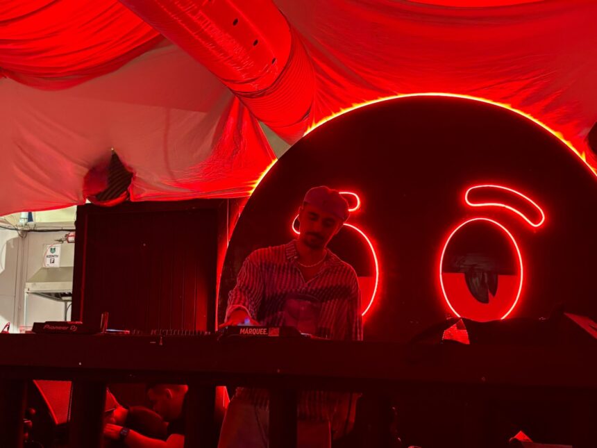 Los DJs de la Feria de Málaga ven «la otra cara del telón»