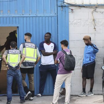 Detenidos 12 migrantes en Ceuta tras ejecutar una emboscada a cuatro militares Detenidos 12 migrantes en Ceuta tras ejecutar una emboscada a cuatro militares
