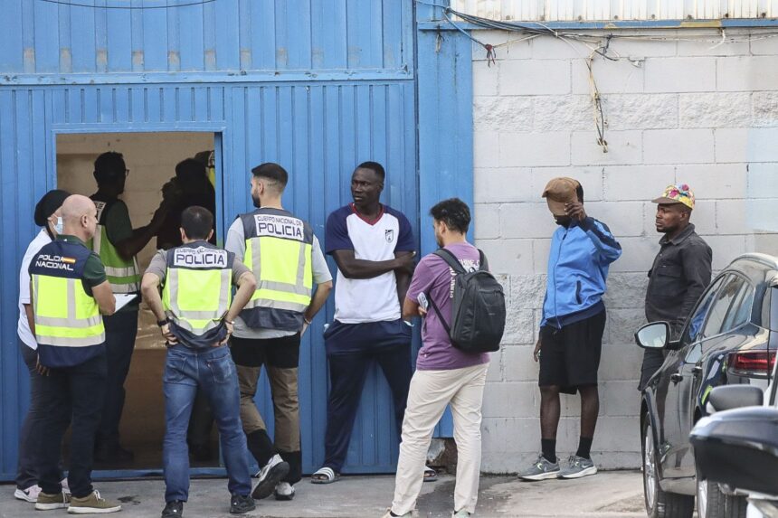 Detenidos 12 migrantes en Ceuta tras ejecutar una emboscada a cuatro militares