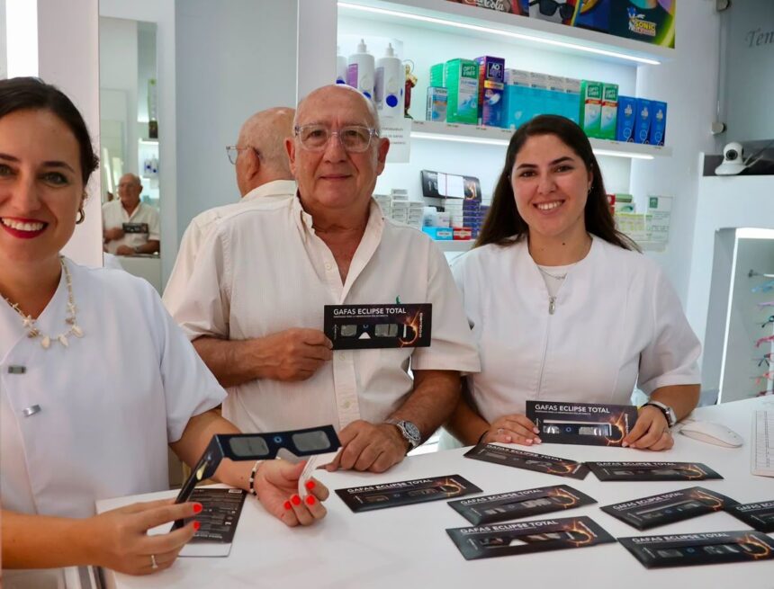 La fiebre por las gafas del eclipse se dispara en Málaga: ‘‘Hemos vendido mil unidades’’