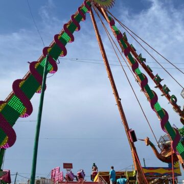 Los cacharritos ponen a prueba el bolsillo en la Feria: "Tenemos pensado gastarnos unos 40 o 50 euros hoy" Los cacharritos ponen a prueba el bolsillo en la Feria: «Tenemos pensado gastarnos unos 40 o 50 euros hoy»