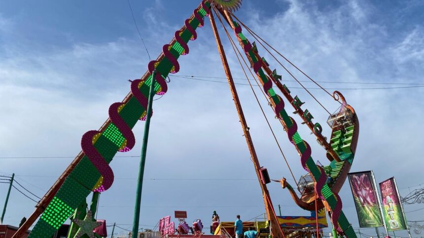 Los cacharritos ponen a prueba el bolsillo en la Feria: «Tenemos pensado gastarnos unos 40 o 50 euros hoy»