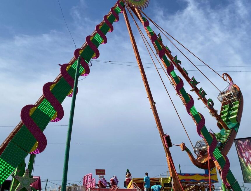 Los cacharritos ponen a prueba el bolsillo en la Feria: «Tenemos pensado gastarnos unos 40 o 50 euros hoy»