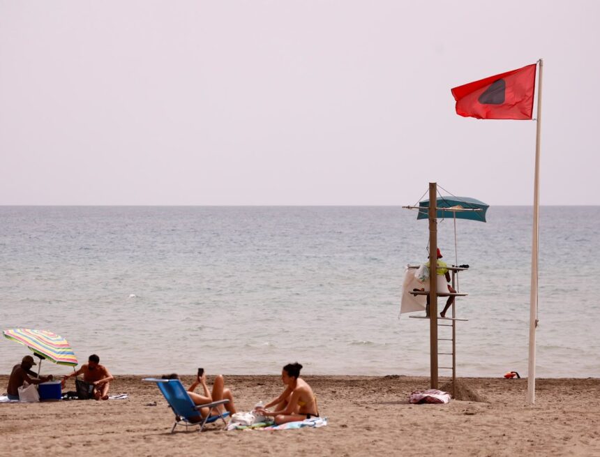 Málaga abre al baño dos de las playas cerradas por vertidos, pero mantiene la bandera roja en otras cuatro Málaga abre al baño dos de las playas cerradas por vertidos, pero mantiene la bandera roja en otras cuatro