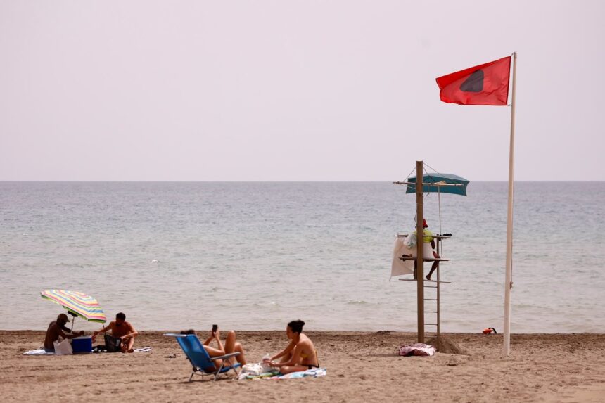 Ocho playas están cerradas al baño en pleno agosto y Feria en Málaga
