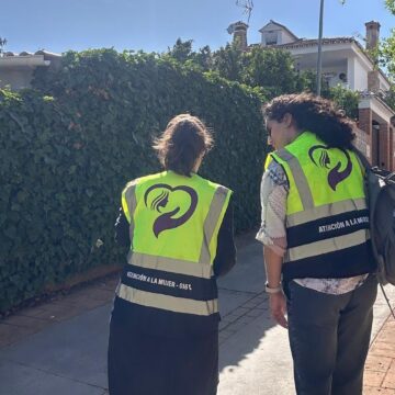 Una mujer se refugia en una cafetería de Estepona con su bebé tras una agresión machista y relata su infierno a una camarera Una mujer se refugia en una cafetería de Estepona con su bebé tras una agresión machista y relata su infierno a una camarera