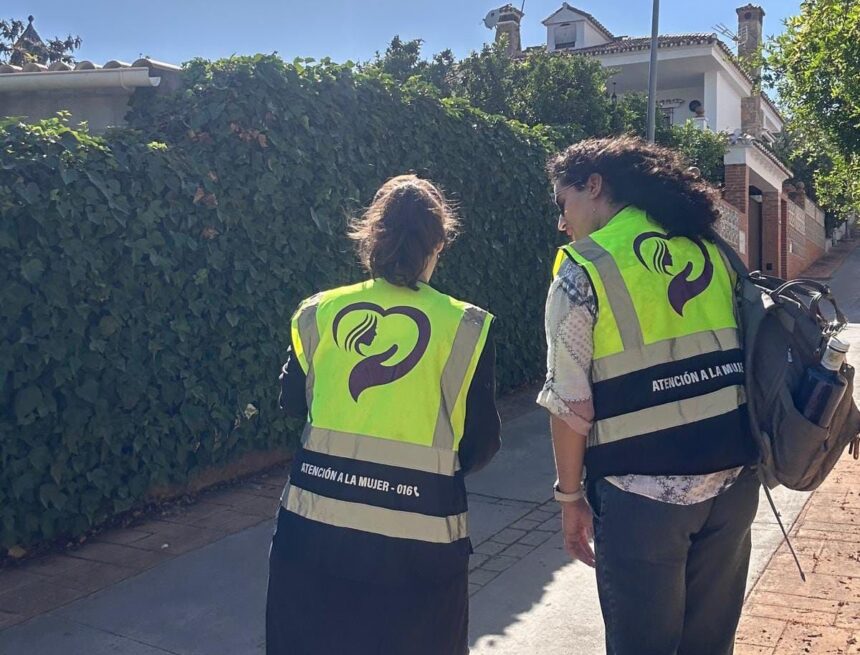 Una mujer se refugia en una cafetería de Estepona con su bebé tras una agresión machista y relata su infierno a una camarera