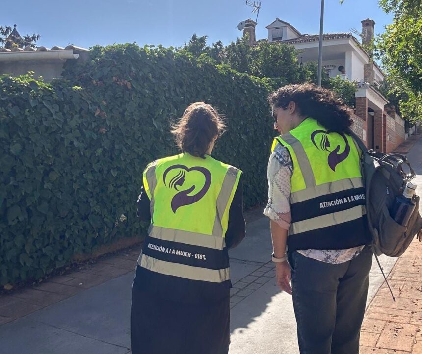 Una mujer se refugia en una cafetería de Estepona con su bebé tras una agresión machista y relata su infierno a una camarera