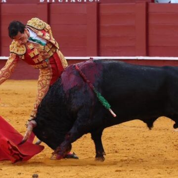 El malagueño Francisco Morales y el mexicano Emiliano Osornio pasean una oreja en la novillada de Feria