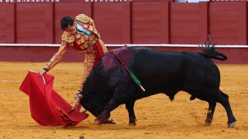 El malagueño Francisco Morales y el mexicano Emiliano Osornio pasean una oreja en la novillada de Feria