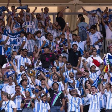 Búscate entre los malaguistas que acompañaron al Málaga en el Metropolitano