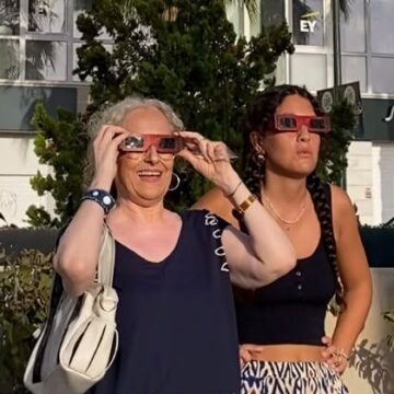El Muelle Uno, en Málaga, no se pierde el eclipse: «Había que venir a verlo sí o sí»