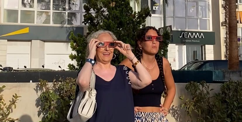 El Muelle Uno, en Málaga, no se pierde el eclipse: "Había que venir a verlo sí o sí" El Muelle Uno, en Málaga, no se pierde el eclipse: «Había que venir a verlo sí o sí»