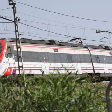La presencia de un persona en las vías interrumpe dos horas la línea C-2 del Cercanías de Málaga La presencia de un persona en las vías interrumpe dos horas la línea C-2 del Cercanías de Málaga