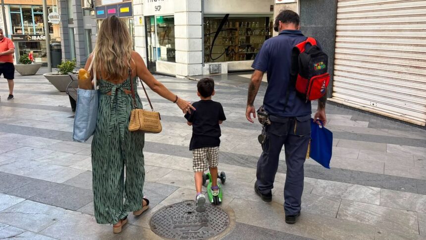 Plantón a la vuelta al cole en Ceuta: "No llevaremos a nuestros hijos a clase" Plantón a la vuelta al cole en Ceuta: «No llevaremos a nuestros hijos a clase»