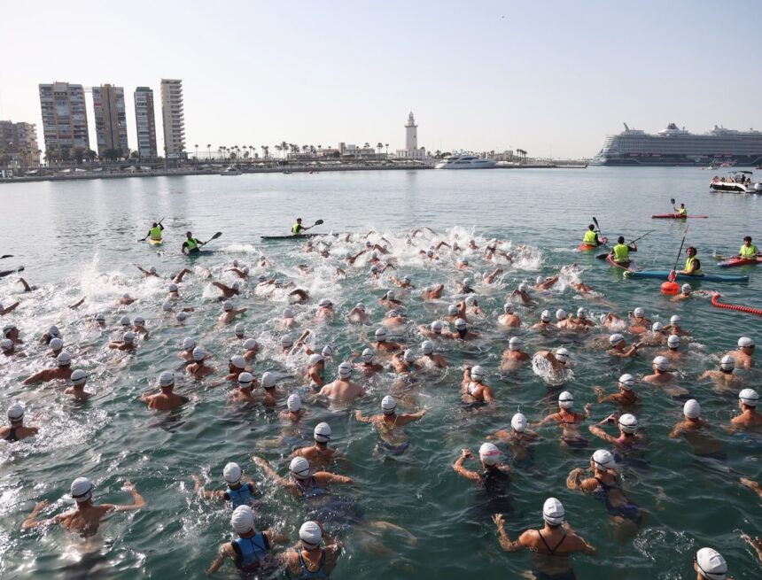 Málaga se lanza al agua en su "gran fiesta de la natación" Málaga se lanza al agua en su «gran fiesta de la natación»