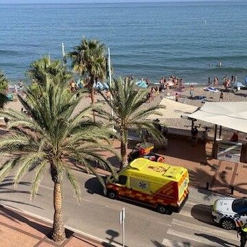 Muere un hombre en una playa de Fuengirola tras caer de una tabla de paddel surf y golpearse con una roca