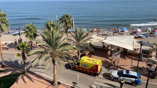 Muere un hombre en una playa de Fuengirola tras caer de una tabla de paddel surf y golpearse con una roca