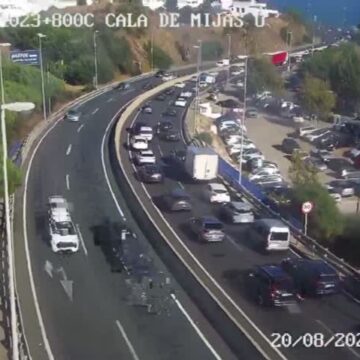 Dos personas de 28 y 30 años evacuadas al Costa del Sol tras una colisión entre un coche y una moto en Mijas