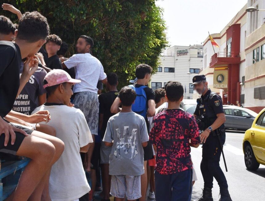 Interior rebaja a 1.500 la cifra de menores identificados en Ceuta desde el 30 de julio Interior rebaja a 1.500 la cifra de menores identificados en Ceuta desde el 30 de julio