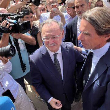 Aznar reclama un cambio "completo" en la dirección política para defender la "soberanía nacional" Aznar reclama un cambio «completo» en la dirección política para defender la «soberanía nacional»