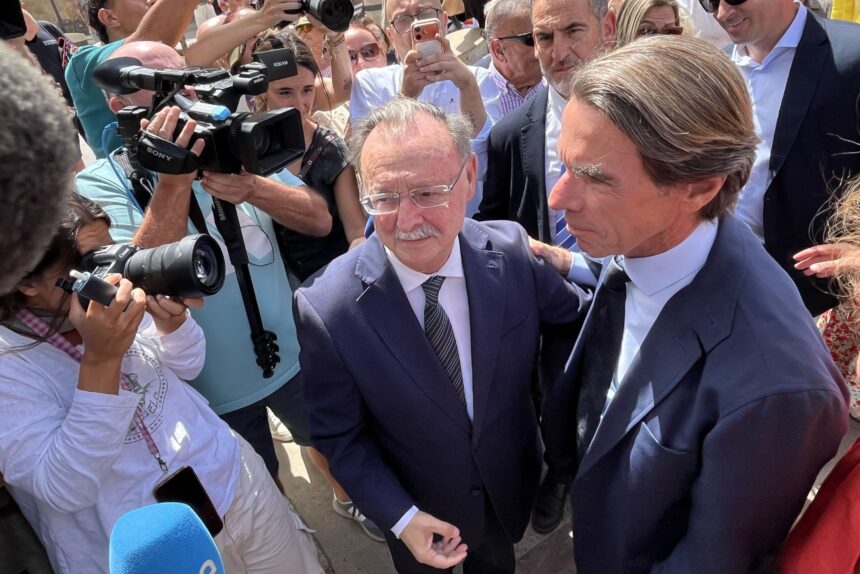 Aznar reclama un cambio "completo" en la dirección política para defender la "soberanía nacional" Aznar reclama un cambio «completo» en la dirección política para defender la «soberanía nacional»