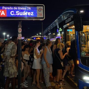 “Quiero llegar ya a casa”: colas de madrugada para volver del Real tras el primer día de Feria “Quiero llegar ya a casa”: colas de madrugada para volver del Real tras el primer día de Feria