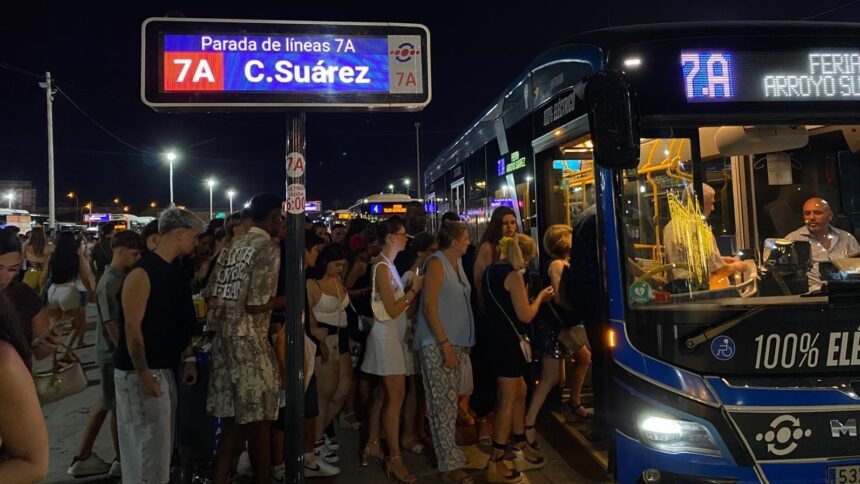 “Quiero llegar ya a casa”: colas de madrugada para volver del Real tras el primer día de Feria