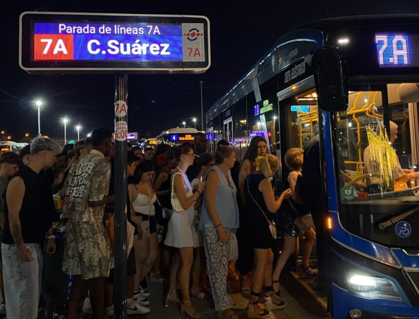 “Quiero llegar ya a casa”: colas de madrugada para volver del Real tras el primer día de Feria