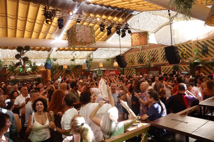 Ni las nubes enturbian la Feria de Málaga